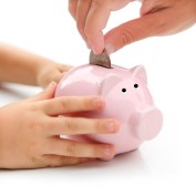 família economizando