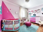 quarto-bebe-petite-codecorar-rosa-turquesa-berço-oval-geométrico-cômoda-degradê