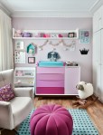 quarto-bebe-petite-codecorar-rosa-turquesa-berço-oval-geométrico-cômoda-degradê